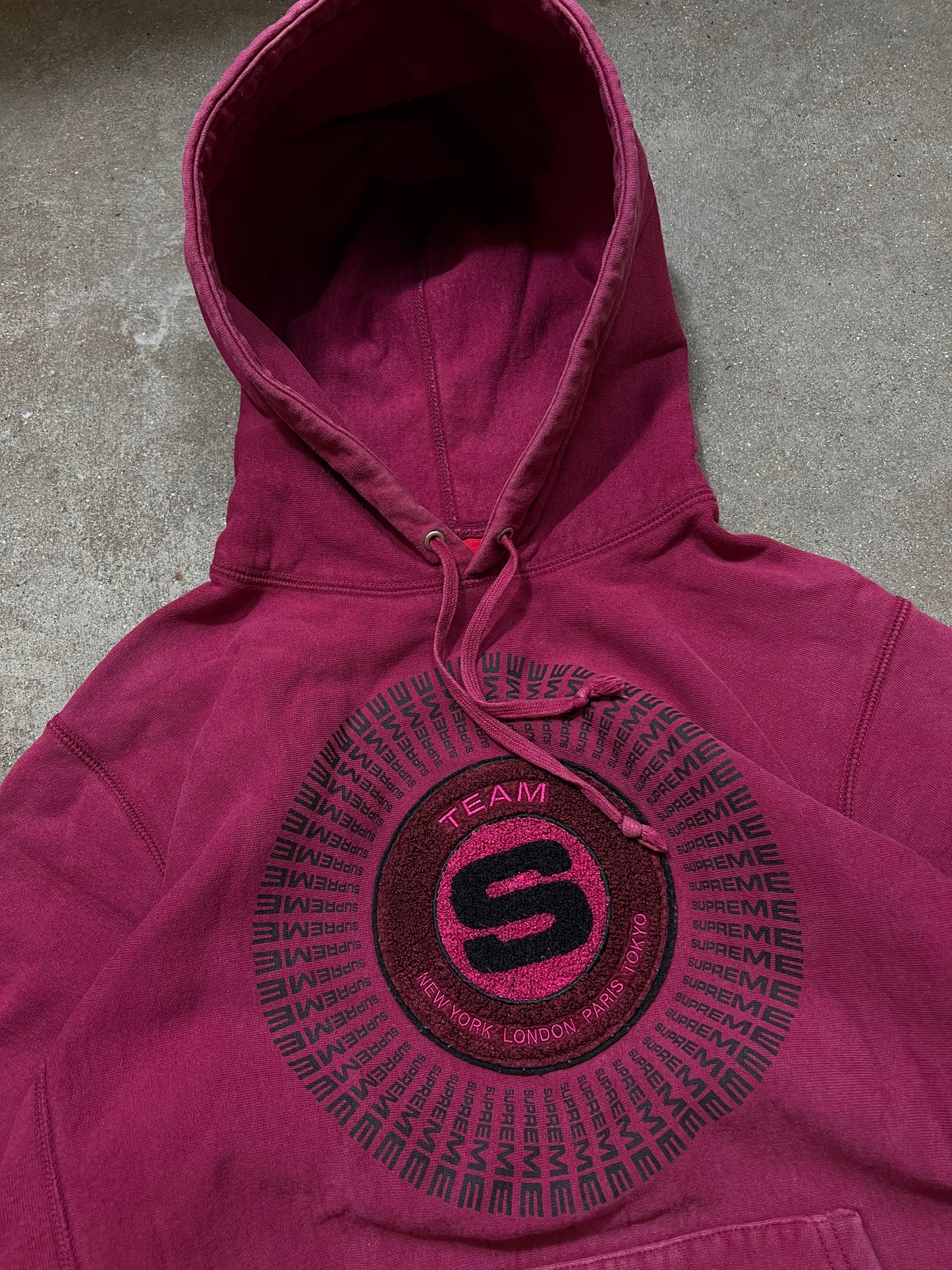 Supreme hoodie (medium)